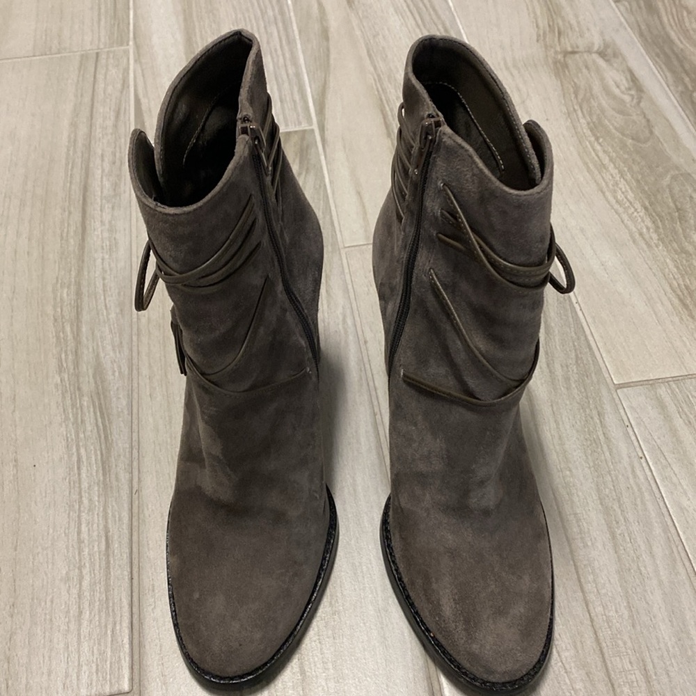 Vince Camuto sz10 Garrit Grey Kid Suede Block Heel Bootie - Picture 2 of 6